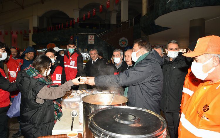 Malatya’da Büyükşehir’de yolculara çorba ikramı Malatya’da Büyükşehir’de yolculara çorba ikramı