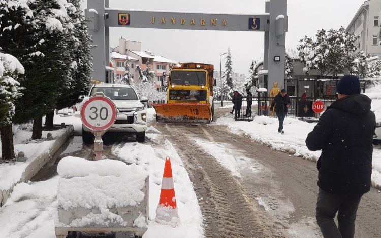 Kocaeli İzmit Belediyesi, halkın ve jandarmanın yardımına koştu Kocaeli İzmit Belediyesi, halkın ve jandarmanın yardımına koştu