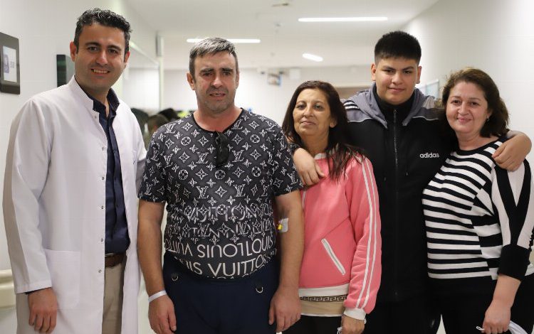 10 yıl sonra eşini ve çocuğunu gördü! 10 yıl sonra eşini ve çocuğunu gördü!