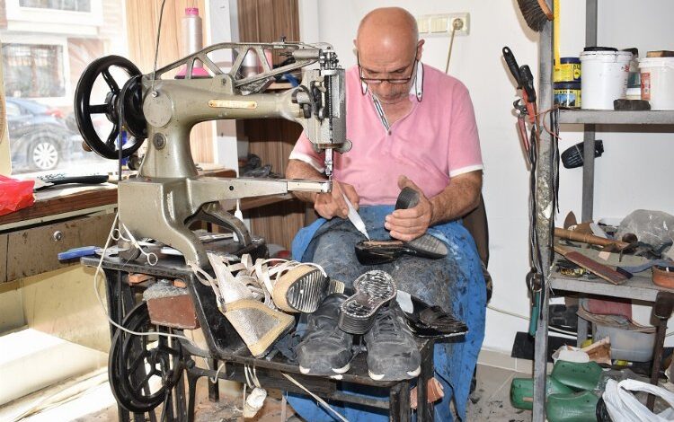 46 yıldır ayakkabı tamirciliği yapıyor 46 yıldır ayakkabı tamirciliği yapıyor
