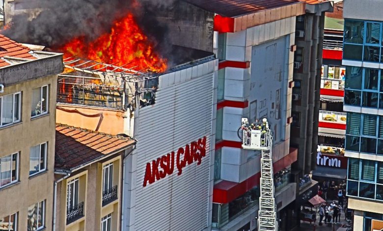 Yangında mahsur kalan engelli genci zabıta kurtardı Yangında mahsur kalan engelli genci zabıta kurtardı