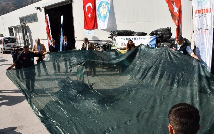 Manisa üreticilere zeytin toplama örtülerini dağıtıyor Manisa üreticilere zeytin toplama örtülerini dağıtıyor