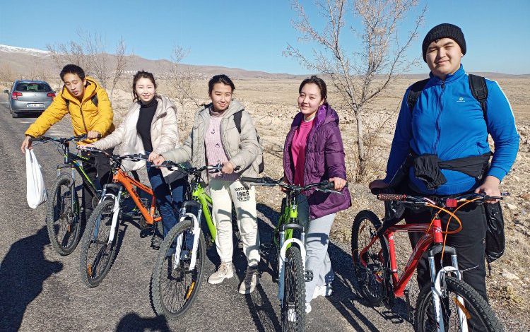 Kırgız ve Kazak gençlerden bisikletli Niğde turu