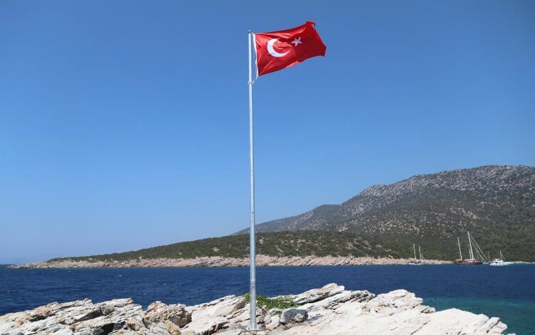 Bodrum’da ada ve koylara bayrak çalışması