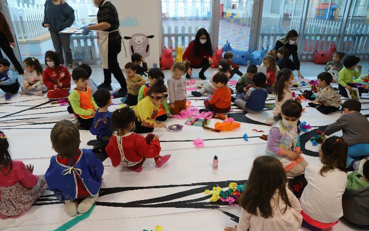 Muğla Büyükşehir’in minik öğrencilerden dev Frida Kahlo portresi Muğla Büyükşehir’in minik öğrencilerden dev Frida Kahlo portresi