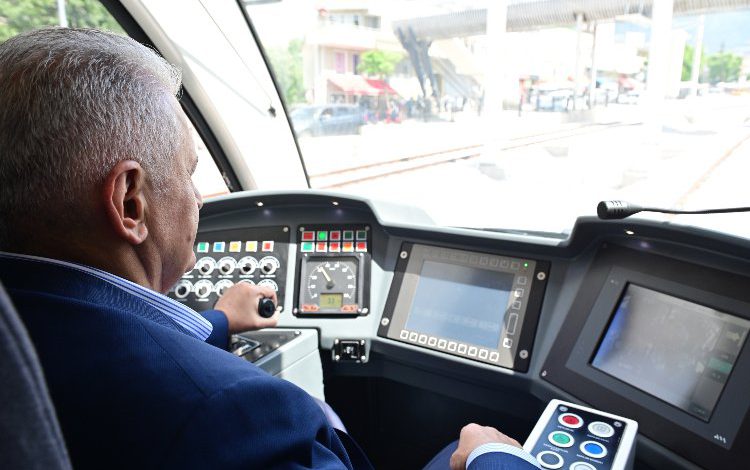 Bursa’da T2 hattı açıldı… Binali Yıldırım vatman oldu