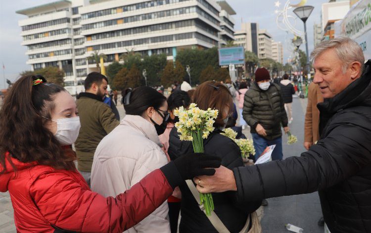 İzmir Bayındır’da nergis ve kuru çiçekler tanıtım amaçlı hediye edildi İzmir Bayındır’da nergis ve kuru çiçekler tanıtım amaçlı hediye edildi