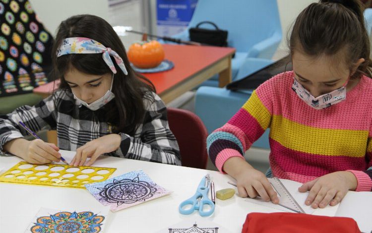 Kocaeli Gebzeli çocuklar mandala sanatı ile yeteneklerini keşfediyor Kocaeli Gebzeli çocuklar mandala sanatı ile yeteneklerini keşfediyor