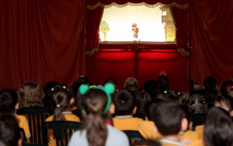‘Karagöz Göklerde’ oyununu Karapürçek’te sahnelendi ‘Karagöz Göklerde’ oyununu Karapürçek’te sahnelendi