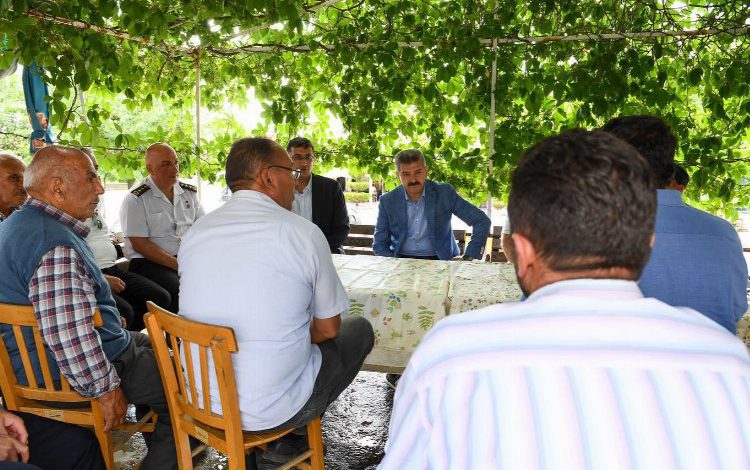 Uşak Valisi köylülerle buluştu