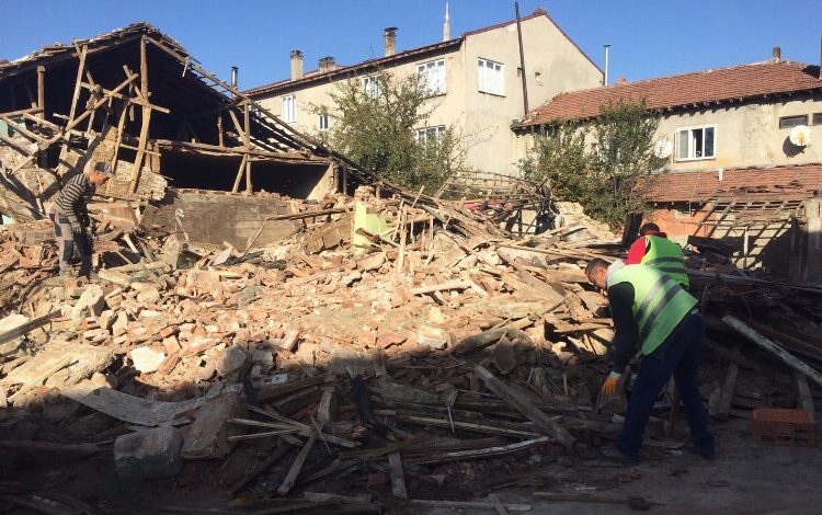 Bilecik Pazaryeri’nde metruk binalara yıkım Bilecik Pazaryeri’nde metruk binalara yıkım