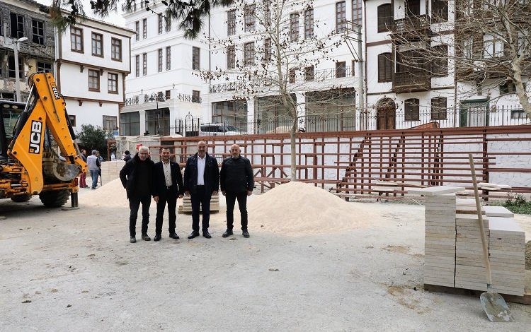 Bursa Mudanya’da Taş Mektep’e avlu Bursa Mudanya’da Taş Mektep’e avlu