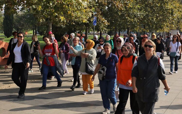 İzmitli kadınladan farkındalıklı yürüyüş İzmitli kadınladan farkındalıklı yürüyüş