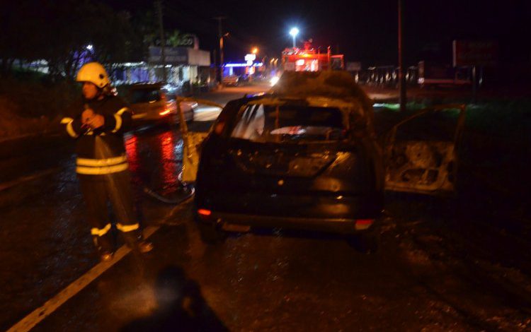 Otomobil seyir halindeyken alev aldı