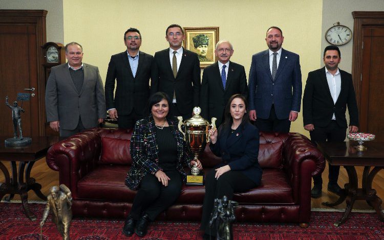 Gümrükçü en büyük kupayı Kılıçdaroğlu’na götürdü Gümrükçü en büyük kupayı Kılıçdaroğlu’na götürdü