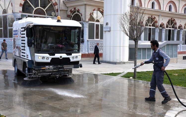 Selçuklu’da camiler ve çevreleri gül suyuyla yıkandı Selçuklu’da camiler ve çevreleri gül suyuyla yıkandı