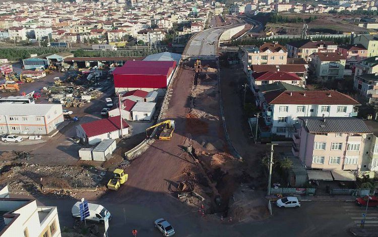 Kocaeli İlimtepe yolunda otoyol geçiş köprüsü çalışmaları devam ediyor