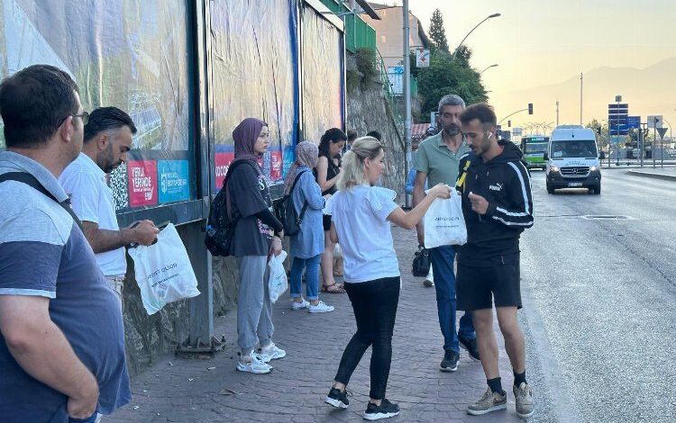 İzmit Belediyesi ikramlarıyla emekçinin yüzünü güldürdü İzmit Belediyesi ikramlarıyla emekçinin yüzünü güldürdü