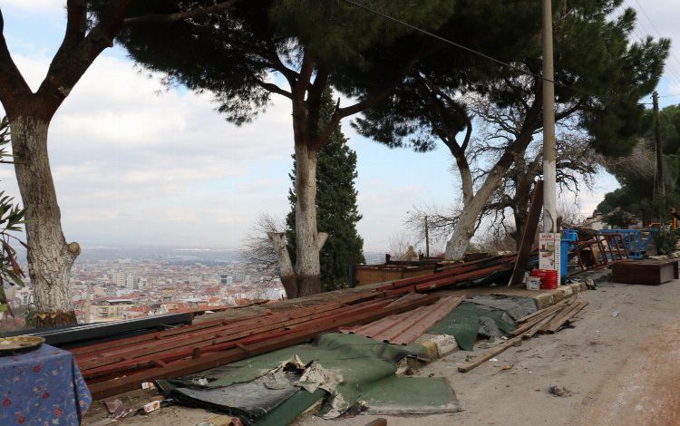 Manisa Spil Yolundaki görüntü kirliliği ortadan kalktı Manisa Spil Yolundaki görüntü kirliliği ortadan kalktı