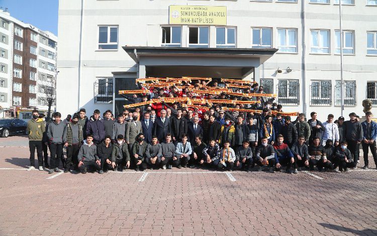 Memduh Büyükkılıç’tan öğrenci buluşması