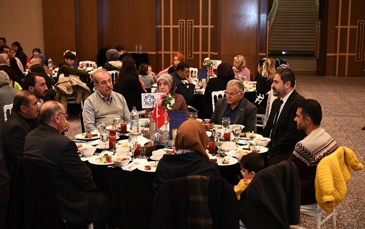 Depremzedeler iftarda Büyükkılıç’la buluştu Depremzedeler iftarda Büyükkılıç’la buluştu