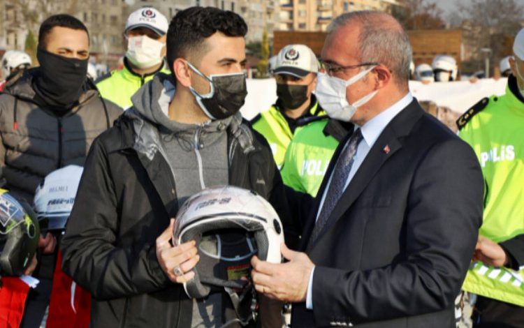 Elazığ’da motosiklet sürücülerine kask dağıtıldı