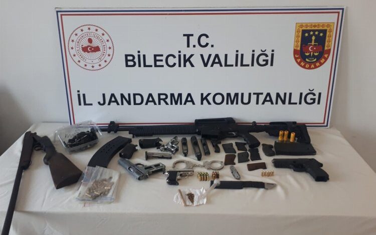 Bilecik Pazaryeri’nde yasa dışı silah ticaretine Jandarma engeli!