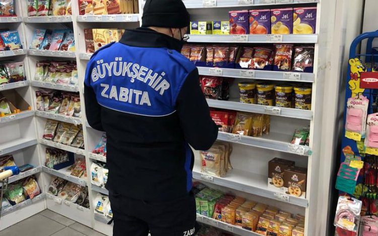 Manisa Büyükşehir’in Zabıta Ekipleri etiketleri denetledi Manisa Büyükşehir’in Zabıta Ekipleri etiketleri denetledi