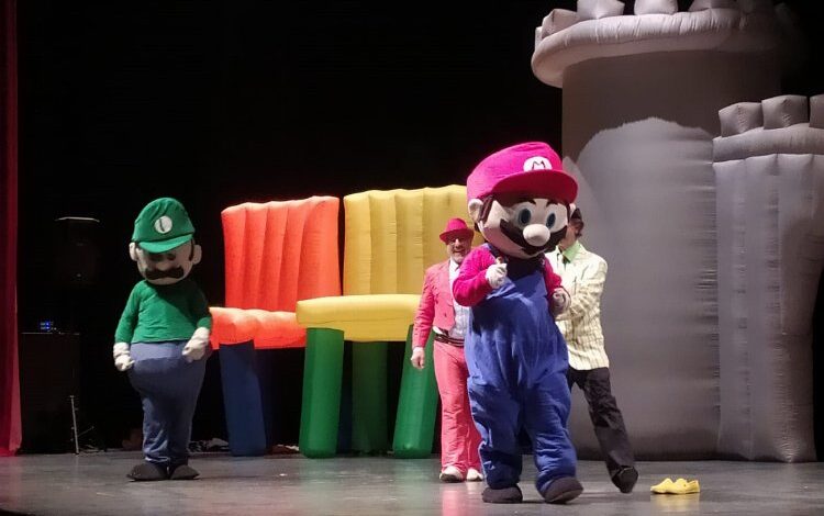 Süper Mario ve İhtiyar Kedi Çayırovalı çocukları güldürdü Süper Mario ve İhtiyar Kedi Çayırovalı çocukları güldürdü