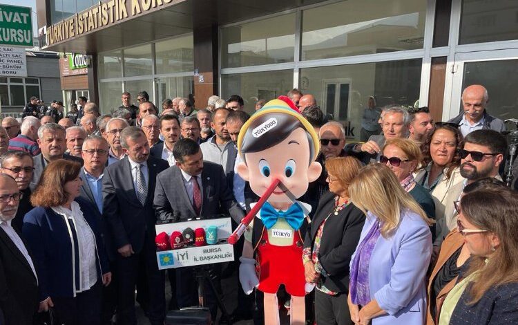 İYİ Parti Bursa’dan TÜİK’e ‘pinokyo’ maketli protesto! İYİ Parti Bursa’dan TÜİK’e ‘pinokyo’ maketli protesto!