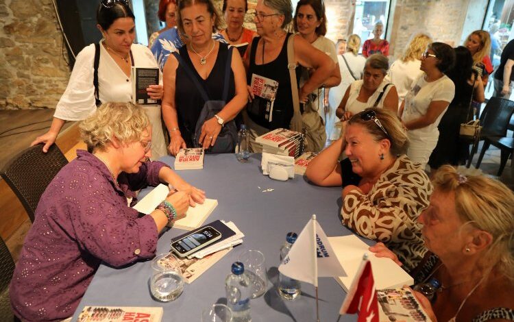 Bodrum’da ‘Askıda Hayatlar’ için imza günü Bodrum’da ‘Askıda Hayatlar’ için imza günü