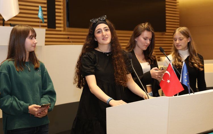 Kız çocukları Bursa’dan dünyaya dostluk mesajı verdi Kız çocukları Bursa’dan dünyaya dostluk mesajı verdi