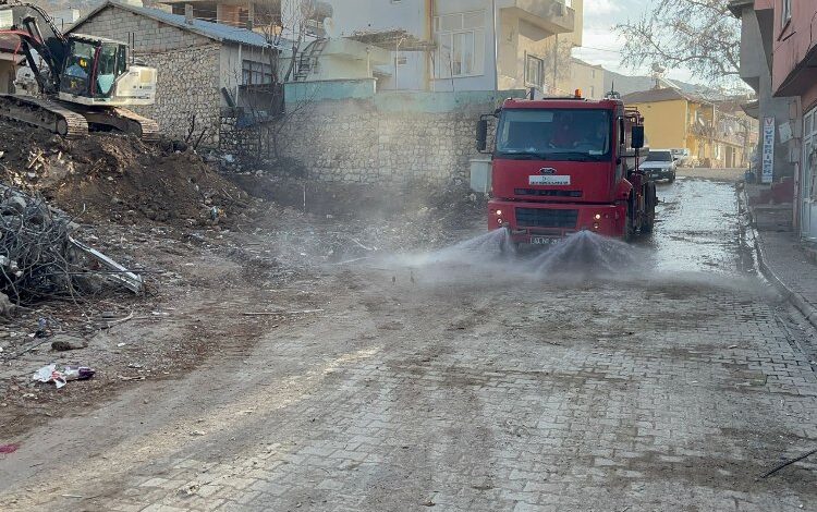 Adıyaman’da İzmit selin izlerini siliyor Adıyaman’da İzmit selin izlerini siliyor