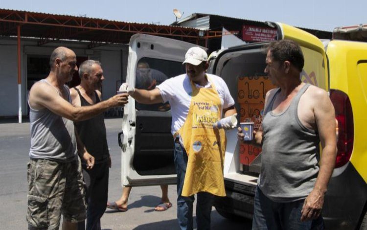 Emekçiler limonatayla serinledi