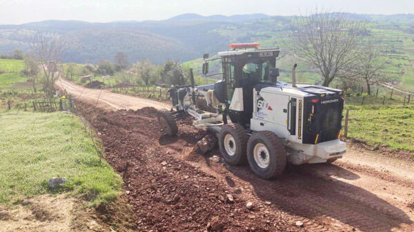 Kocaeli İzmit’te yıllardır bakımsız köy yolu iyileştiriliyor