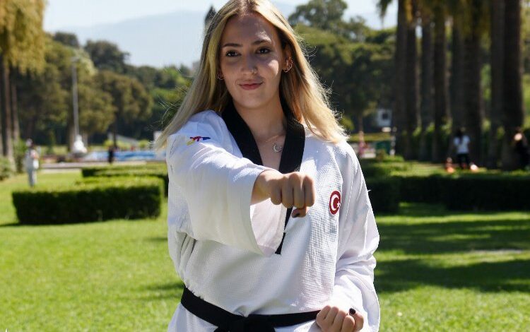 Kırık elle bronz madalya