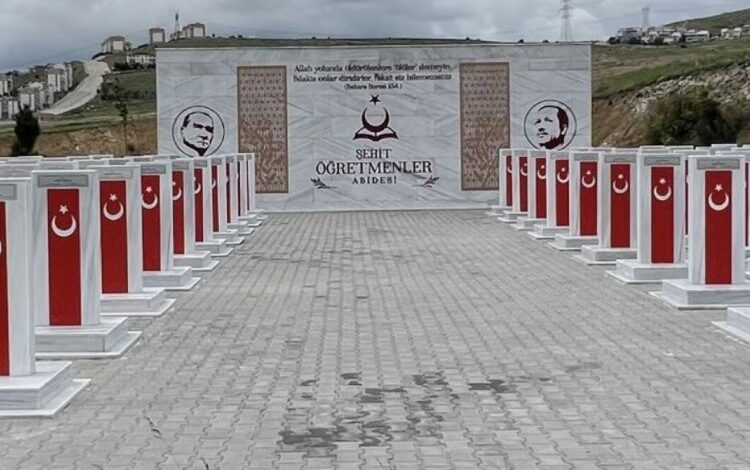 Bakan Tekin şehit öğretmenleri andı Bakan Tekin şehit öğretmenleri andı