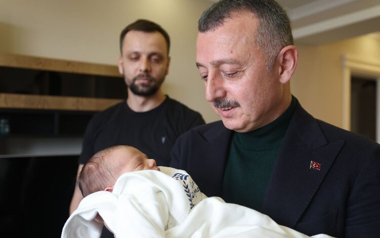 Kulağına ilk ezanı Başkan Büyükakın okudu Kulağına ilk ezanı Başkan Büyükakın okudu