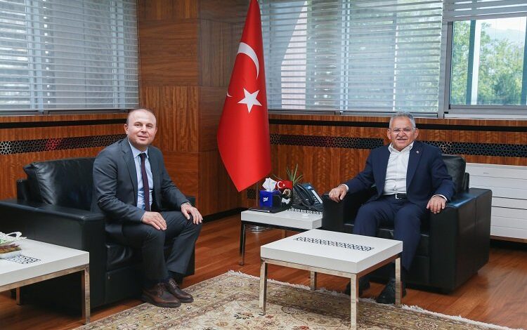 Dr. Memduh Büyükkılıç’tan yeni müdüre ziyaret Dr. Memduh Büyükkılıç’tan yeni müdüre ziyaret