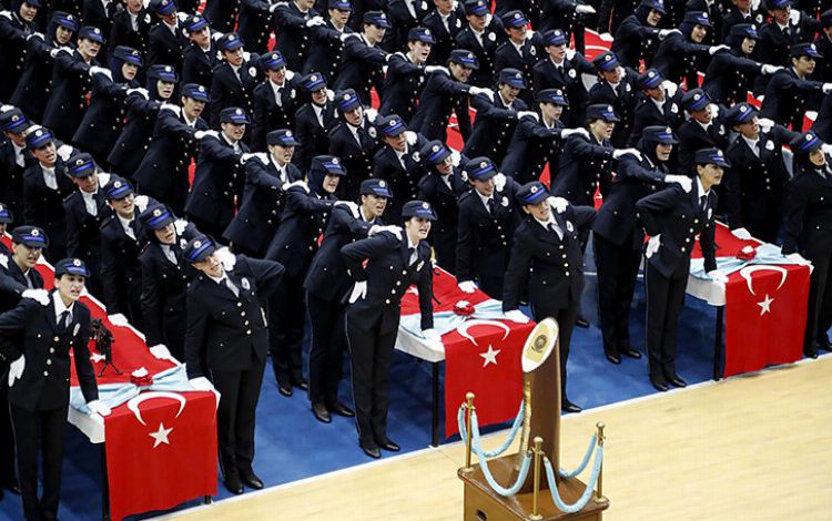 İstanbul’da 499 kadın polis memurunun mezuniyet sevinci İstanbul’da 499 kadın polis memurunun mezuniyet sevinci