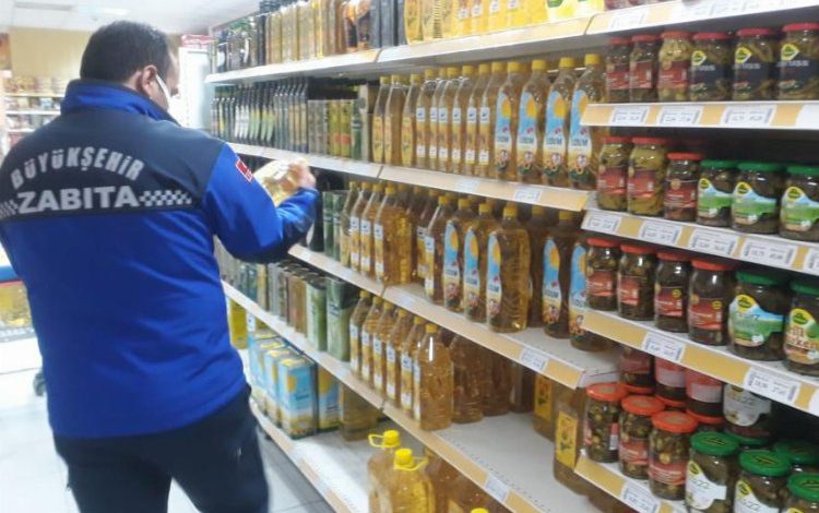 Kocaeli Büyükşehir Zabıtasının market denetimleri sürüyor