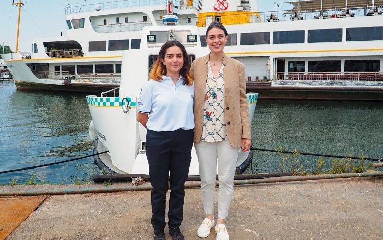 Şehir Hatları’nın ilk kadın kaptanı Deniz Taksi dümeninde