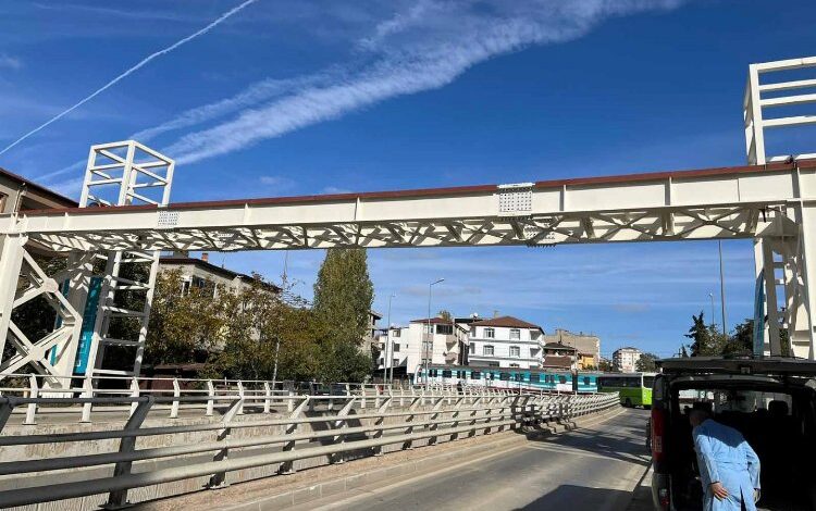 Kocaeli Darıca’da yaya üstgeçidinin tabliye montajı yapıldı
