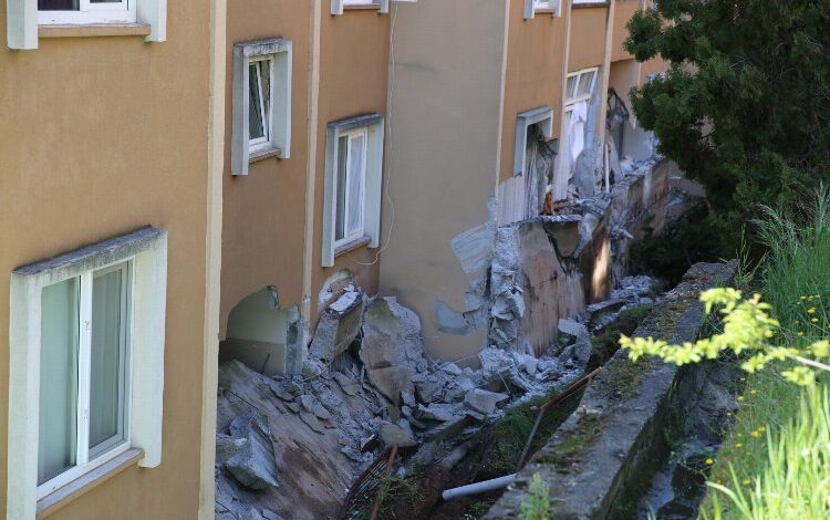 İzmit’te istinat duvarı çöktü! Başkan Büyükakın: Ne gerekiyorsa yapacağız İzmit’te istinat duvarı çöktü! Başkan Büyükakın: Ne gerekiyorsa yapacağız