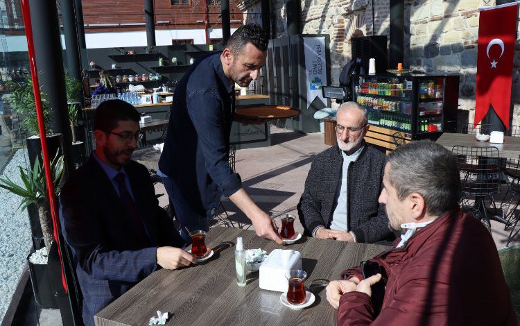 Şehr-i İzmit Kafe’de her Cuma çıkışı cemaate ücretsiz çay Şehr-i İzmit Kafe’de her Cuma çıkışı cemaate ücretsiz çay