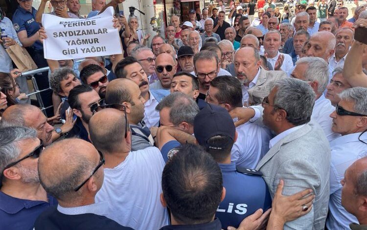Bursa’da zam protestosunda bidonlu arbede! Bursa’da zam protestosunda bidonlu arbede!