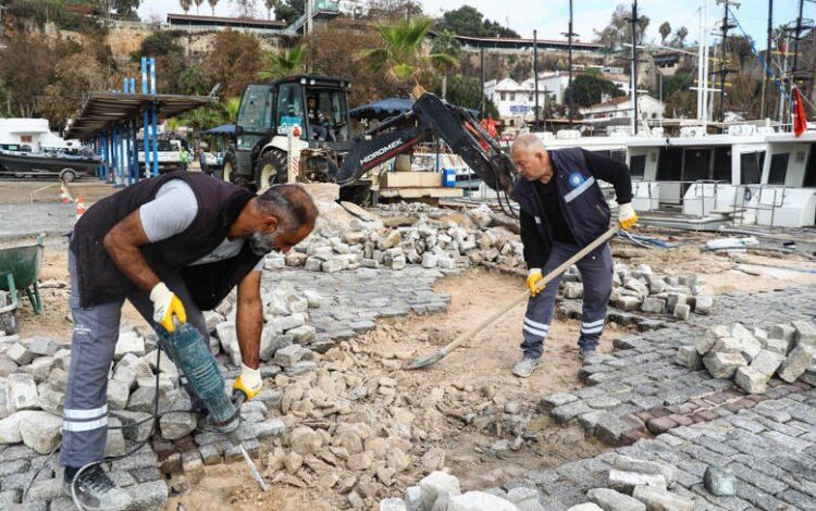 Antalya Yat Limanı’nda fırtına sonrası onarım çalışması Antalya Yat Limanı’nda fırtına sonrası onarım çalışması