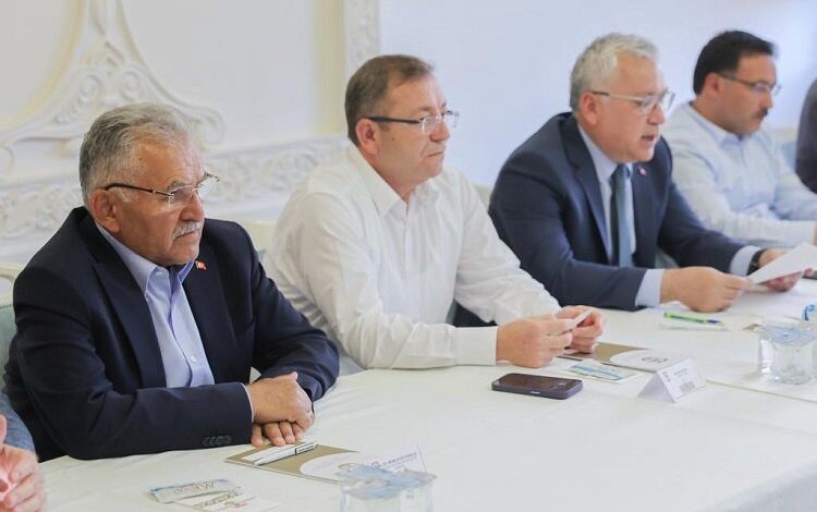 Memduh Büyükkılıç ORAN toplantısında Memduh Büyükkılıç ORAN toplantısında