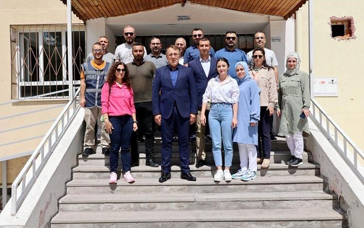 Öğrencilere karnelerini Mehmet Savran dağıttı Öğrencilere karnelerini Mehmet Savran dağıttı