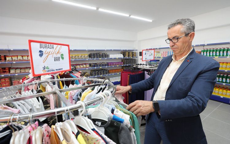 İzmir Gaziemir’de ‘Sosyal Market’ yardımı